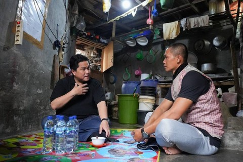 Ketum PSSI Erick Thohir saat mengunjungi Rohani, Wasit Liga 2. Foto: Twitter/@erickthohir