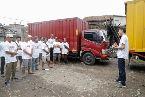 Komunitas Supir Truk (KST) Jawa Barat pendukung Ganjar Pranowo memberikan bantuan untuk sopir truk di Baleendah, Kabupaten Bandung, pada Sabtu (18/2/2023).  Foto: Dok.  Istimewa