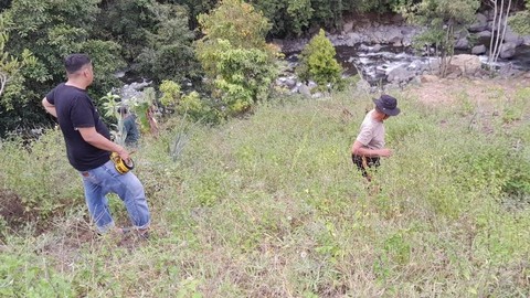 Polisi olah TKP tewasnya pelajar SMP di Luwu, Sulsel, akibat tersengat listrik jeratan babi di area wisata permandian alam Batu Kodok, Desa Bukit, Kabupaten Luwu. Foto: Dok. Istimewa