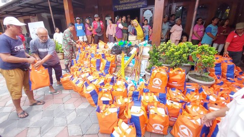 BNPB berikan bantuan untuk korban banjir Solo, Sabtu (18/2/2023). Foto: Dok. Istimewa