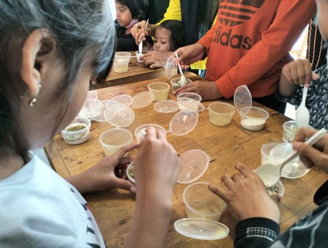 Orang tua dan anak sedang belajar mwmbuat masker untuk melatih motorik, Sabtu (18/2/2023). Foto: Maria Wulan/Tugu Jogja