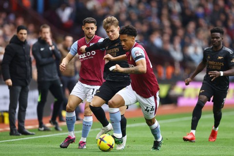Pemain Aston Villa Boubacar Kamara beraksi dengan Arsenal Martin Odegaard di Stadion Villa Park, Birmingham, Inggris, Sabtu (18/2/2023). Foto: Hannah McKay/REUTERS