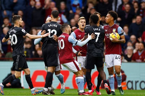 Pemain Arsenal Bukayo Saka dan pemain Aston Villa Philippe Coutinho bentrok di Stadion Villa Park, Birmingham, Inggris, Sabtu (18/2/2023). Foto: Action Images via Reuters/John Sibley