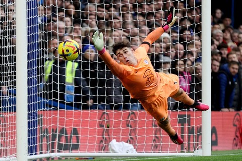 Kiper Chelsea Kepa Arrizabalaga beraksi saat James Ward-Prowse mencetak gol pertama Southampton dari tendangan bebas di Stadion Stamford Bridge, London, Inggris, Sabtu (18/2/2023). Foto: David Klein/REUTERS
