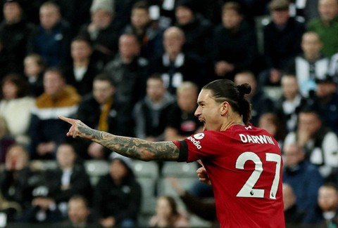 Selebrasi Darwin Nunez usai mencetak gol pertama Liverpool kala melawan Newcastle United di Stadion St. James' Park dalam lanjutan Liga Inggris 2022/23, Minggu (19/2). Foto: Lee Smith/Reuters