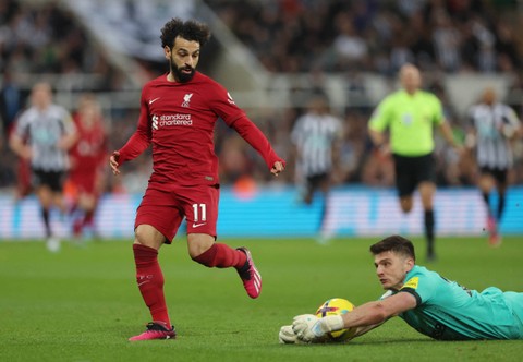 Kiper Newcastle United, Nick Pope, melakukan handball di luar kotak penalti kala melawan Liverpool di Stadion St. James' Park dalam lanjutan Liga Inggris 2022/23, Minggu (19/2). Foto: Lee Smith/Reuters