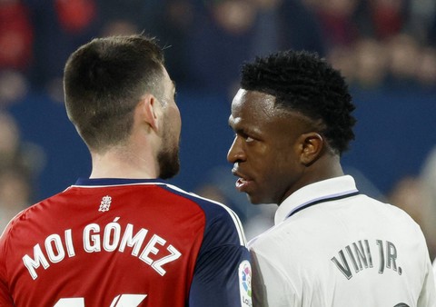 vinicius Junior (kanan) bersitegang dengan Moi Gomez (kiri) di laga Osasuna vs Real Madrid dalam lanjutan Liga Spanyol 2022/23 di Stadion El Sadar, Minggu (19/2) Foto: Vincent West/Reuters