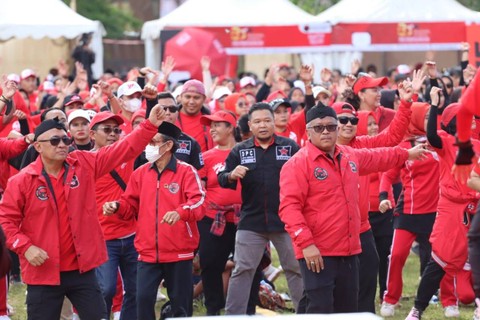 Politikus Teten Masduki (kiri) bersama Hasto Kristiyanto   ikuti Apel Siaga PDIP di Alun-alun Kabupaten Lebak, Banten, Minggu (19/2). Foto: Dok. PDIP
