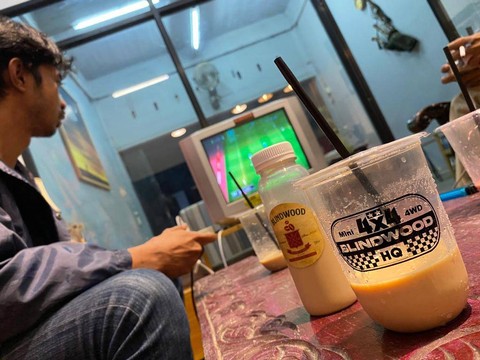 salah satu pengunjung bermain PS1 sambil menikmati kopi Blindwood HQ. Foto: Lydia Salsabila/ Hi!Pontianak