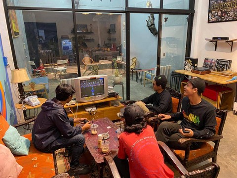 Blindwood Cafe, kedai kopi yang berada di Jalan Sepakat II tawarkan kopi sambil bernostalgia bermain permainan game jadul. Foto: Lydia Salsabila/ Hi!Pontianak
