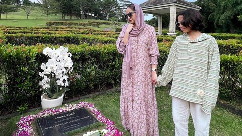 Bunga Citra Lestari ziarah ke makam Ashraf. Foto: Instagram / @bclsinclair