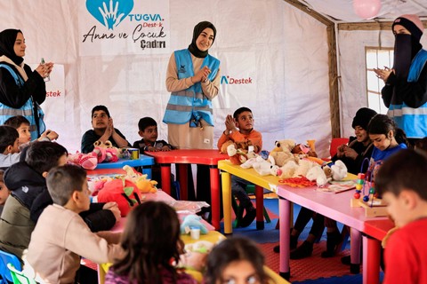 Sejumlah anak korban gempa mengikuti trauma healing di lokasi pengungsian Adiyaman, Turki. Foto: Thaier Al-Sudani/REUTERS