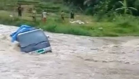 Mobil pikap bermuatan barang kelontong terseret arus Sungai Cigadung, Cianjur. Foto: Dok. Istimewa