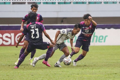 Pemain Persib Bandung Beckham Putra (tengah) berusaha melewati dua pemain Rans Nusantara FC Ady Setiawan (kiri) dan Mitsuru (kanan) pada pertandingan BRI Liga 1 di Stadion Pakansari, Cibinong, Kabupaten Bogor, Jawa Barat, Minggu (19/2/2023).  Foto: Asprilla Dwi Adha/ANTARA FOTO