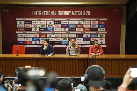 Ketum PSSI Erick Thohir bersama Kapolri Jenderal Listyo Sigit dan Menpora Zainudin Amaly menggelar konpers terkait upaya penegakan hukum pengaturan skor di sepak bola Indonesia di GBK, Senayan, Jakarta, Minggu (19/2). Foto: Iqbal Firdaus/kumparan