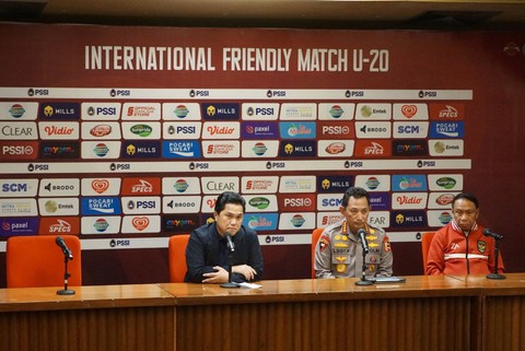 Ketum PSSI Erick Thohir bersama Kapolri Jenderal Listyo Sigit dan Menpora Zainudin Amaly menggelar konpers terkait upaya penegakan hukum pengaturan skor di sepak bola Indonesia di GBK, Senayan, Jakarta, Minggu (19/2). Foto: Iqbal Firdaus/kumparan