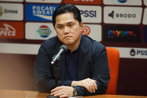 Ketum PSSI Erick Thohir menggelar konpers terkait upaya penegakan hukum pengaturan skor di sepak bola Indonesia di GBK, Senayan, Jakarta, Minggu (19/2). Foto: Iqbal Firdaus/kumparan