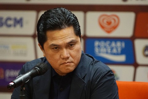 Ketum PSSI Erick Thohir menggelar konpers terkait upaya penegakan hukum pengaturan skor di sepak bola Indonesia di GBK, Senayan, Jakarta, Minggu (19/2). Foto: Iqbal Firdaus/kumparan