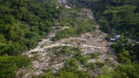Foto udara longsor sepanjang 300 meter dan setinggi 20 meter yang menutupi jalan trans Pulau Timor di Desa Oelmina, Kecamatan Takari, Kabupaten Kupang, NTT, Minggu (19/2/2023).  Foto: Kornelis Kaha/ANTARA FOTO