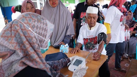 Sahabat Ganjar saat menggelar cek kesehatan gratis untuk masyarakat di Kecamatan Sungai Tabuk, Kabupaten Banjar, pada Sabtu (18/2). Foto: Dok. Istimewa