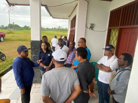 Tampak Penjabat Bupati Sorong, Yan Piet Mosso tengah berdiskusi dengan OPD terkait guna persiapan peresmian pasar induk tersebut, foto: Juventz/BalleoNEWS