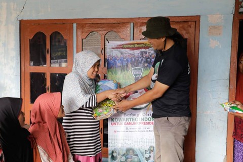 Pembagian bibit padi dan jagung kepada petani di Bojonegoro yang digelar Kowarteg sebagai upaya meningkatkan ketahanan pangan di Indonesia. Foto: Dok. Istimewa