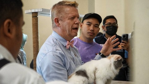 Salah seorang juri pada ajang keterampilan hewan di International Cat Show 2023 tengah menjelaskan kepada para pecinta kucing, Minggu (19/2) Foto: abp/Urban Id