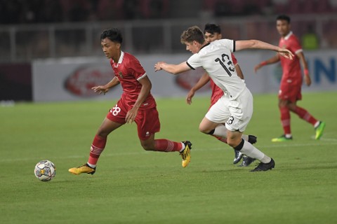 Pemain Timnas U-20 Rabbani Tasnim Siddiq berebut boa dengan pemain Timnas U-20 Selandia Baru Lukas Eric dalam pertandingan uji coba internasional U-20 di Stadion Utama Gelora Bung Karno (SUGBK), Senayan, Jakarta, Minggu (19/2/2023).  Foto: Aditya Pradana Putra/ANTARA FOTO