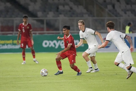 Pemain Timnas U-20 Arkhan Fikri berusaha melewati pemain Timnas U-20 Selandia Baru dalam pertandingan uji coba internasional U-20 di Stadion Utama Gelora Bung Karno (SUGBK), Senayan, Jakarta, Minggu (19/2/2023). Foto: Iqbal Firdaus/kumparan