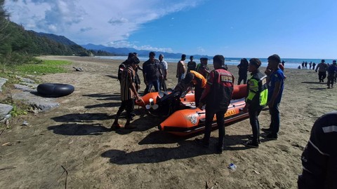 Tim SAR melakukan pencarian korban. Foto: Basarnas Banda Aceh  