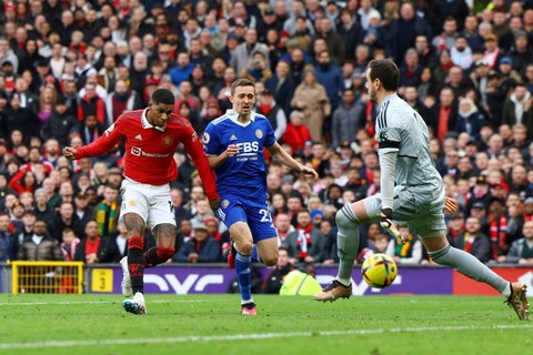 Pemain Manchester United Marcus Rashford mencetak gol ke gawang Leicester City pada pertandingan lanjutan Liga Inggris di Old Trafford, Manchester, Inggris, Minggu (19/2/2023). Foto: Molly Darlington/REUTERS