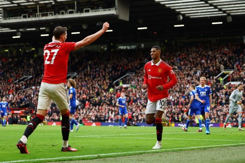 Selebrasi pemain Manchester United Marcus Rashford usai mencetak gol ke gawang Leicester City pada pertandingan lanjutan Liga Inggris di Old Trafford, Manchester, Inggris, Minggu (19/2/2023). Foto: Molly Darlington/REUTERS