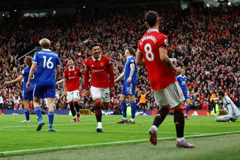 Selebrasi pemain Manchester United Jadon Sancho usai mencetak gol ke gawang Leicester City pada pertandingan lanjutan Liga Inggris di Old Trafford, Manchester, Inggris, Minggu (19/2/2023). Foto: Molly Darlington/REUTERS