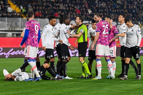 Penyerang Spezia, Emmanuel Gyasi, berdebat dengan wasit selama pertandingan Liga Italia 2022/23 antara Spezia vs Juventus di Stadion Alberto-Picco, Senin (20/2). Foto: Andreas SOLARO / AFP