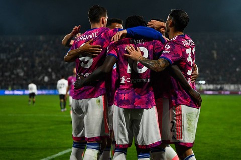 Pemain Juventus merayakan gol Moise Kean dalam pertandingan Liga Italia 2022/23 antara Spezia vs Juventus di Stadion Alberto-Picco, Senin (20/2). Foto: Andreas SOLARO / AFP
