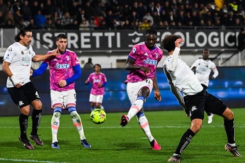 Penyerang Juventus, Moise Kean, membuka keunggulan Juventus di pertandingan Liga Italia 2022/23 antara Spezia vs Juventus di Stadion Alberto-Picco, Senin (20/2). Foto: Andreas SOLARO / AFP