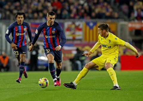 Aksi Ferran Torres berduel dengan Ruben Alcaraz kala Barcelona menjamu Cadiz dalam lanjutan Liga Spanyol 2022/23 di Stadion Camp Nou, Senin (20/2). Foto: Albert Gea/REUTERS