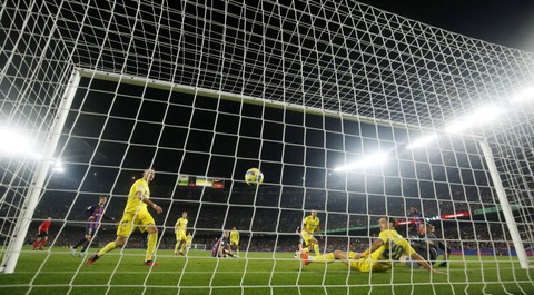 Sergi Roberto mencetak gol pertama Barcelona kala menjamu Cadiz dalam lanjutan Liga Spanyol 2022/23 di Stadion Camp Nou, Senin (20/2). Foto: Albert Gea/REUTERS