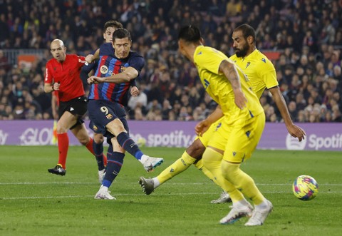 Robert Lewandowski mencetak gol kedua Barcelona kala menjamu Cadiz dalam lanjutan Liga Spanyol 2022/23 di Stadion Camp Nou, Senin (20/2). Foto: Albert Gea/REUTERS