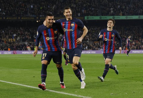 Robert Lewandowski merayakan gol kedua Barcelona bersama Ferran Torres dan Gavi  kala menjamu Cadiz dalam lanjutan Liga Spanyol 2022/23 di Stadion Camp Nou, Senin (20/2). Foto: Albert Gea/REUTERS