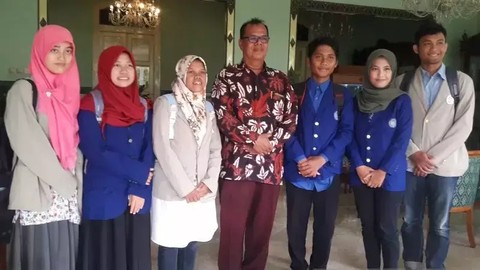 Pembina mahasiswa Bidikmisi dari Universitas Gajah Mada (UGM) Sidik Purnomo (tengah) berfoto dengan perwakilan mahasiswa penerima Bidikmisi di Kompleks Kantor Kepatihan, Yogyakarta, Jumat (15/3/2019). Foto: Luqman Hakim/Antara