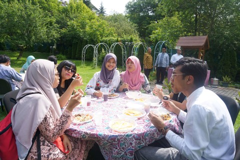 Mahasiswa Indonesia di Budapest, Hungaria. Foto: ashwarin/Shutterstock