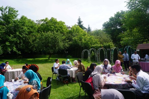 Mahasiswa Indonesia di Budapest, Hungaria. Foto: ashwarin/Shutterstock