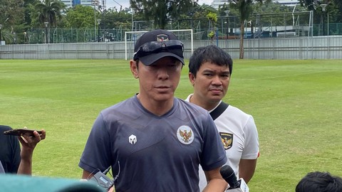 Shin Tae-yong usai sesi latihan Timnas U-20 di Lapangan ABC Senayan, Senin (20/2/2023). Foto: Soni Insan Bagus L/kumparan