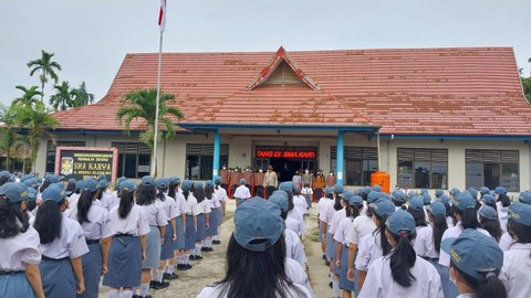 KBO Satbinmas Polres Sekadau menjadi pembina upacara di SMA Karya. Foto: Dina Mariana/Hi!Pontianak