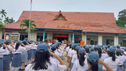 Upacara di halaman SMA Karya Sekadau. Foto: Dina Mariana/Hi!Pontianak