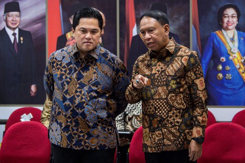 Ketua Umum PSSI periode 2023-2027 Erick Thohir (kiri) berbincang dengan Wakil Ketua Zainudin Amali sebelum menyampaikan keterangan pers usai bertemu Presiden Joko Widodo di Kantor Presiden, Jakarta, Senin (20/2/2023).  Foto: Sigid Kurniawan/ANTARA FOTO
