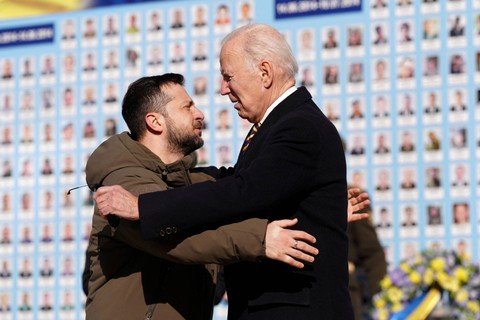Presiden AS Joe Biden disambut oleh Presiden Ukraina Volodymyr Zelensky selama kunjungan di Kiev, Ukraina, Senin (20/2/2023).  Foto: Dimitar DILKOFF / AFP