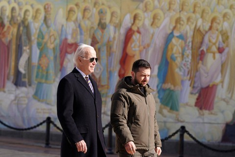 Presiden AS Joe Biden disambut oleh Presiden Ukraina Volodymyr Zelensky selama kunjungan di Kiev, Ukraina, Senin (20/2/2023).   Foto: Dimitar DILKOFF / AFP