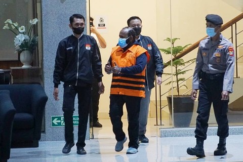 Bupati Mamberamo Tengah, Papua, Ricky Ham Pagawak mengenakan baju tahanan (tengah) usai menjadi pemeriksaan  di Gedung Merah Putih KPK, Jakarta, Selasa (20/2). Foto: Iqbal Firdaus/kumparan